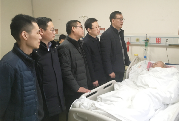 \\192.168.15.4\temp\08-辦公室\黃家懷\每日新聞稿\2019.1.24公司領(lǐng)導(dǎo)慰問(wèn)離休老干部\00.png
